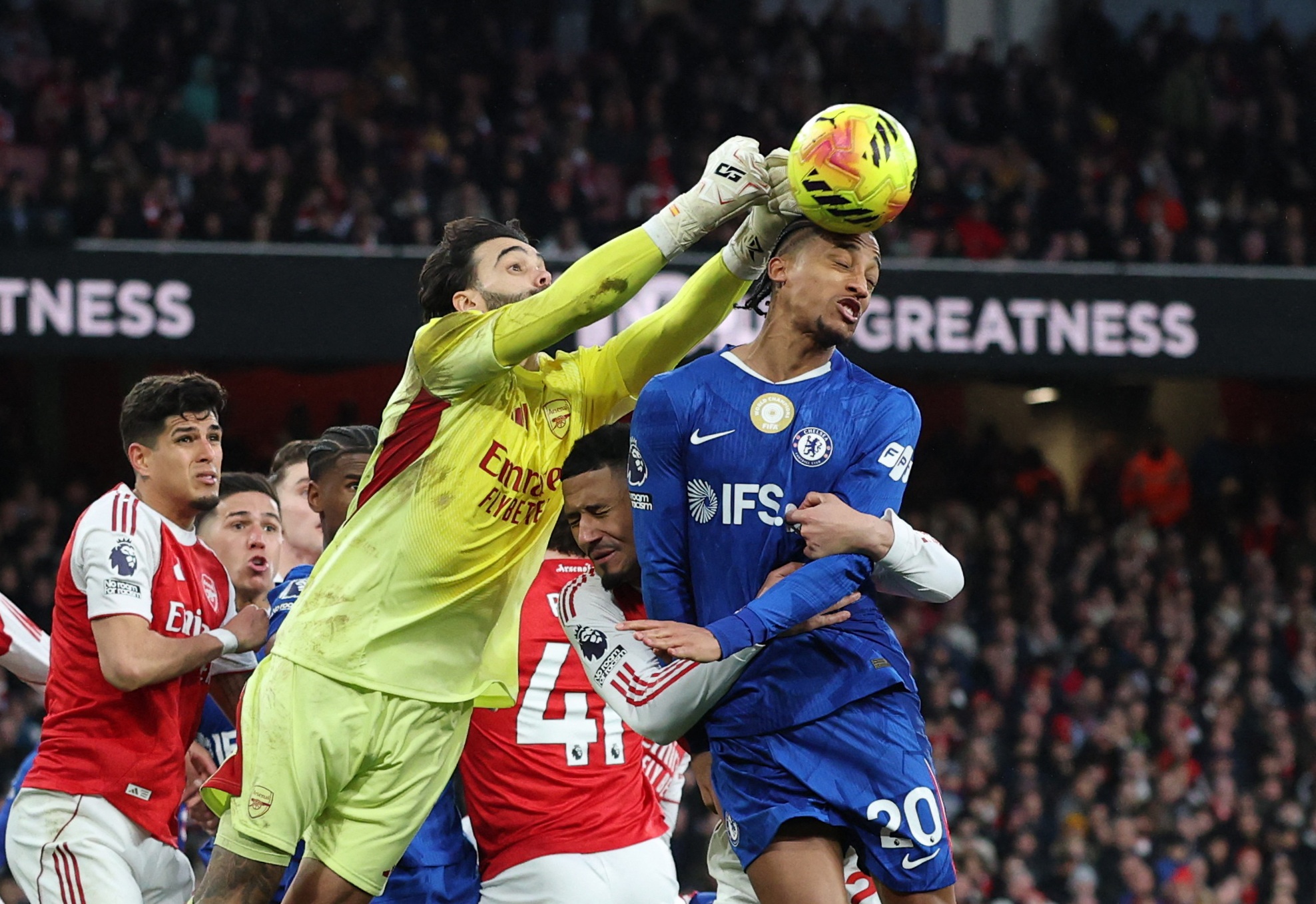 Raya gay ap luc len vi tri so mot cua tuyen Tay Ban Nha hinh anh