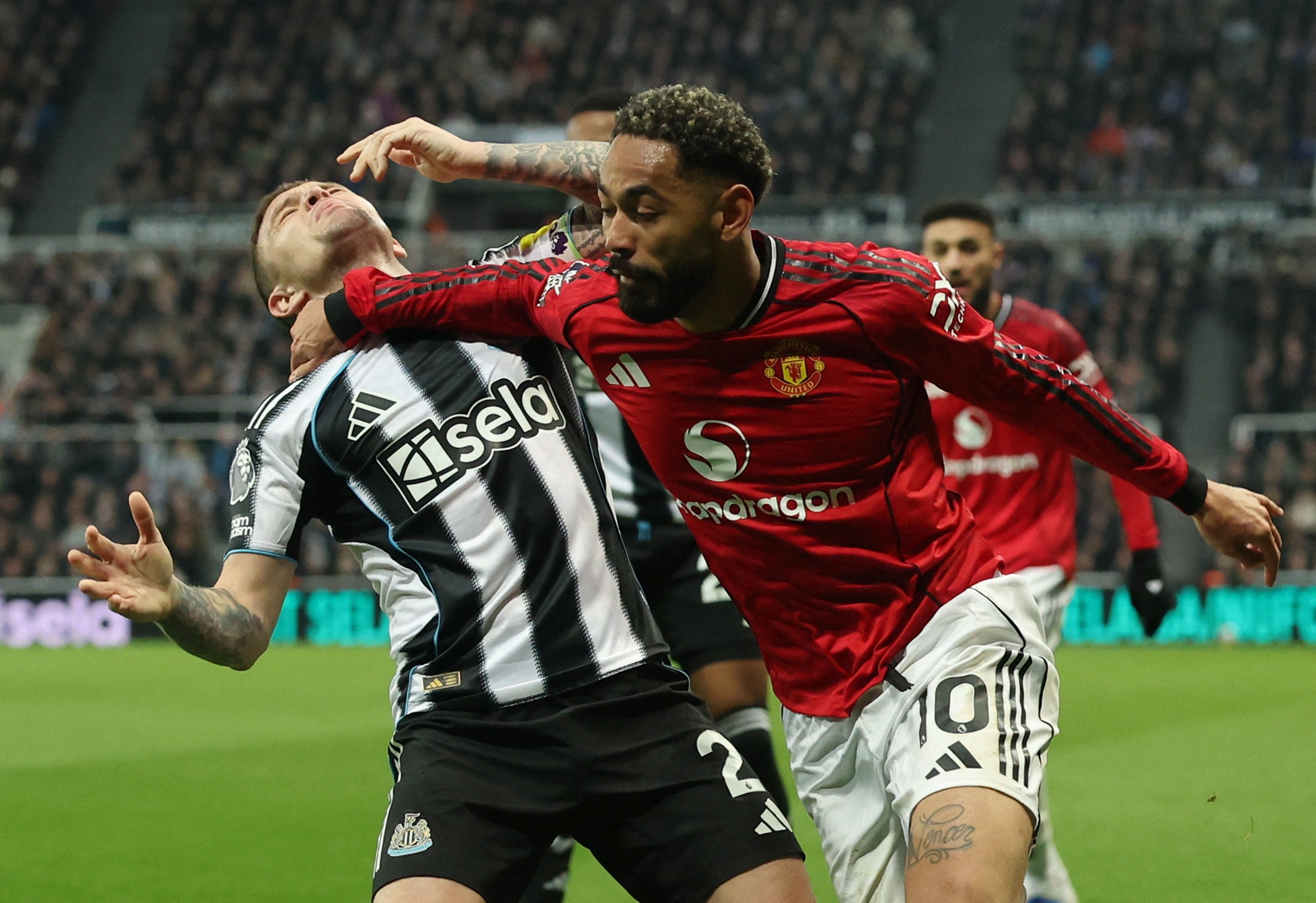 Nhung quyet dinh khien MU tra gia truoc Newcastle hinh anh