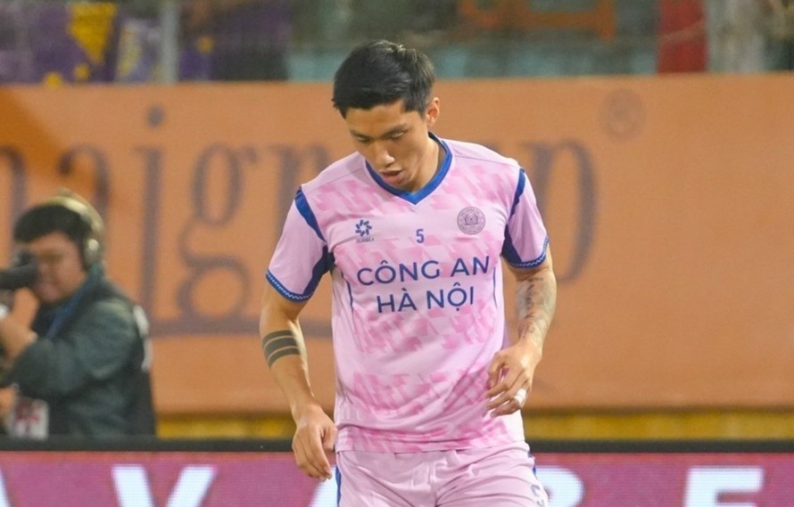 Van Quyet tu choi bat tay Van Hau sau pha va cham hinh anh