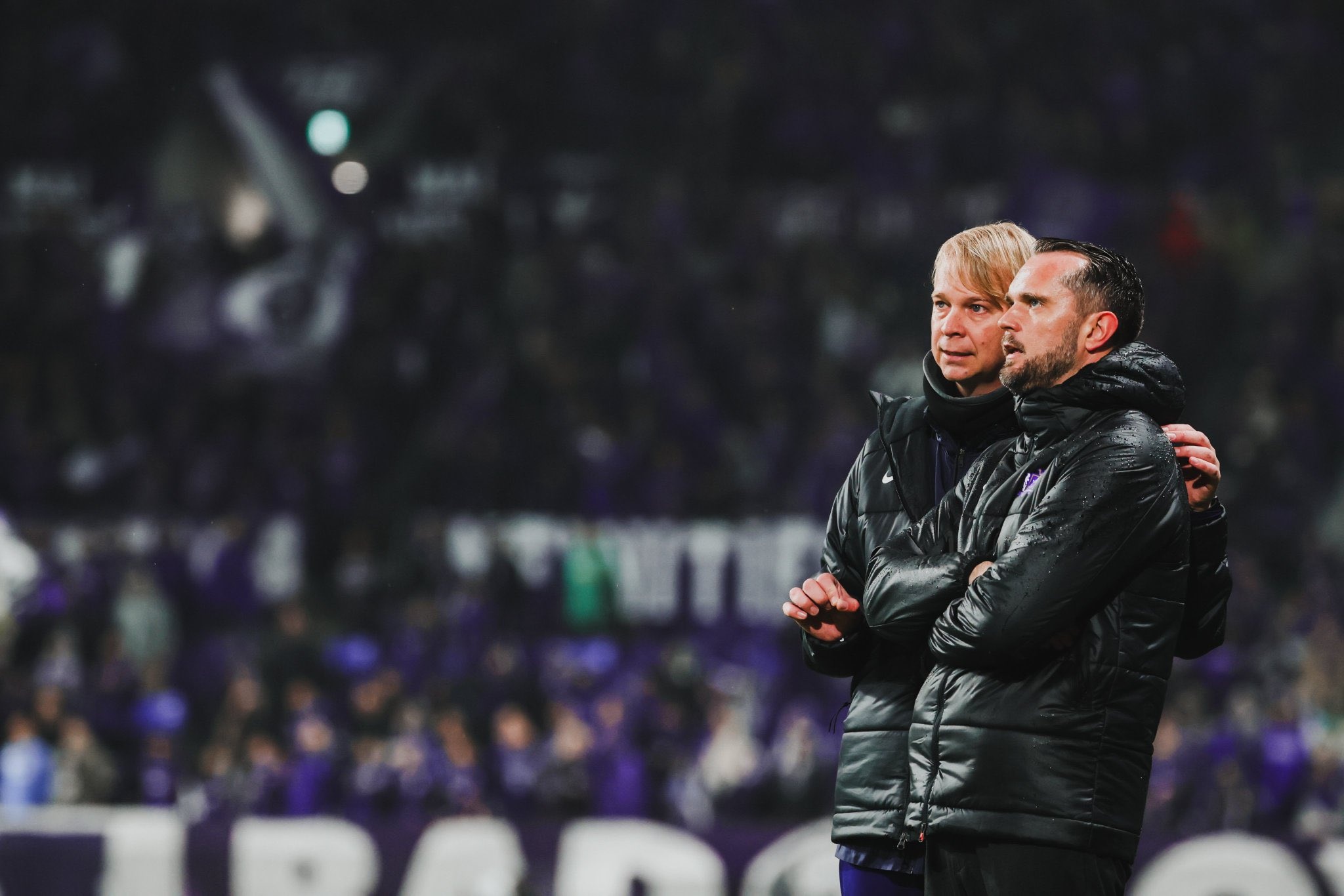 HLV Sanfrecce goi vu cau thu Malaysia ra san la 'tro dua' hinh anh