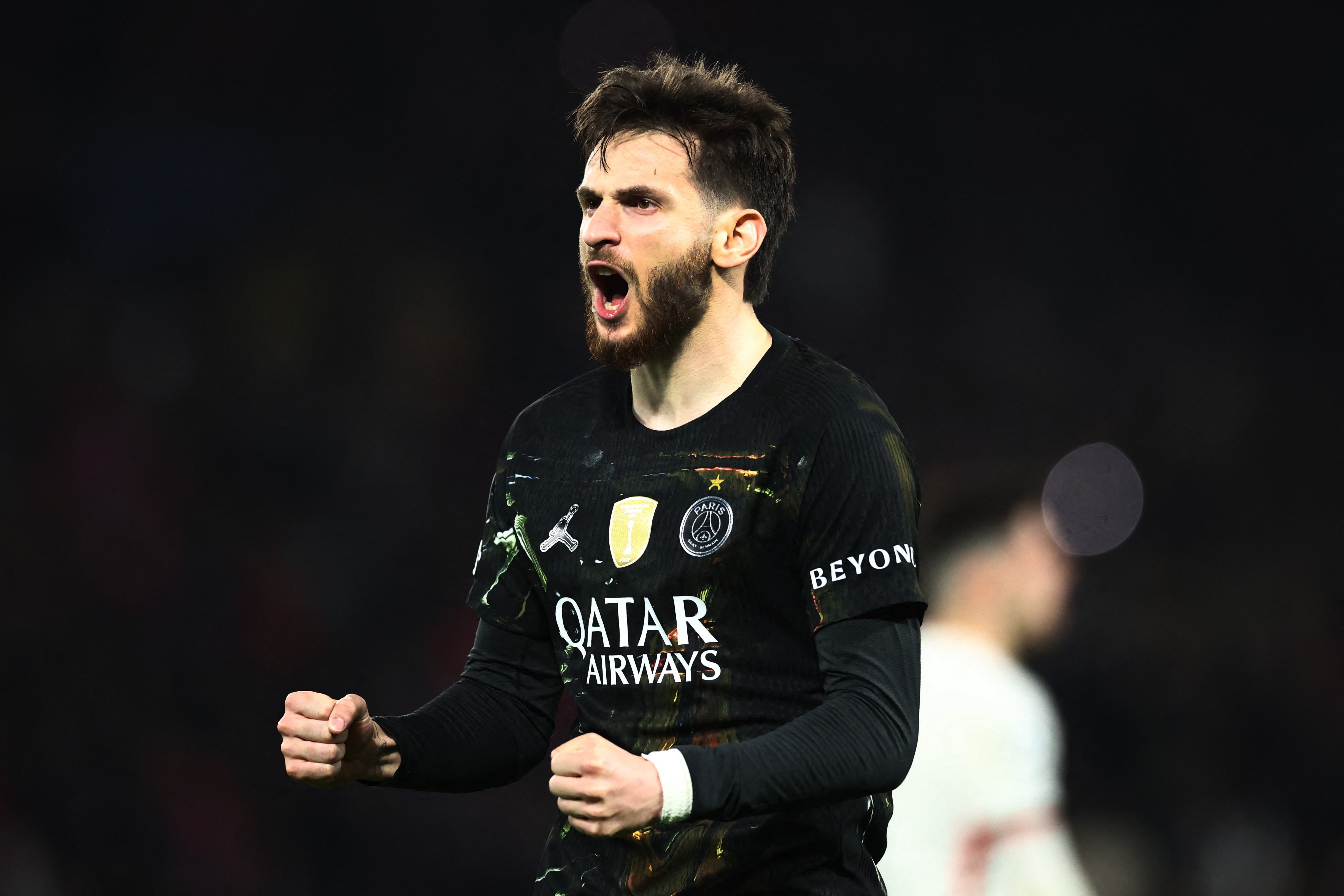 Kvaratskhelia dap tra sau man an mung cua Enzo Fernandez hinh anh