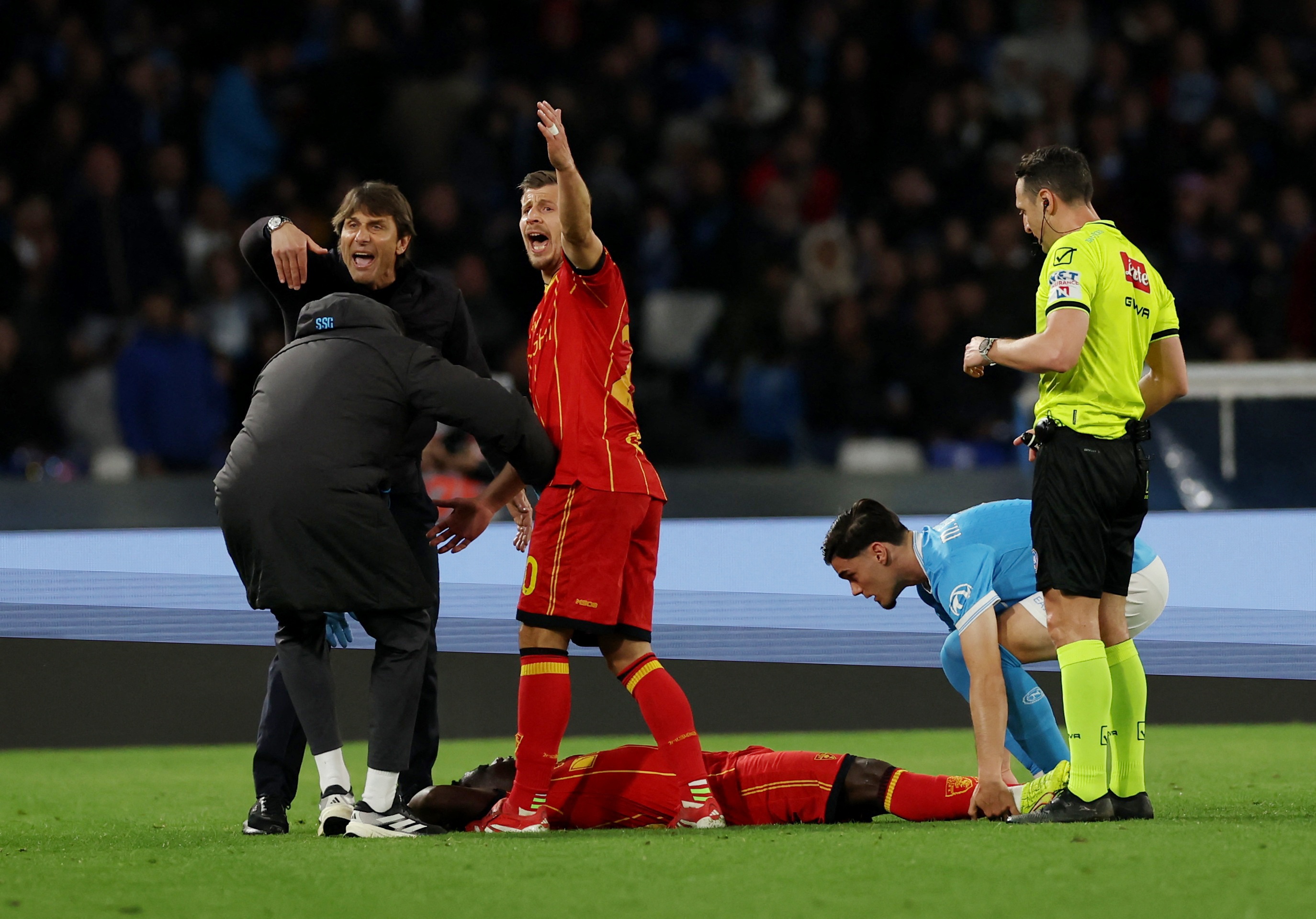 Sao Serie A dot quy ngay tren san hinh anh