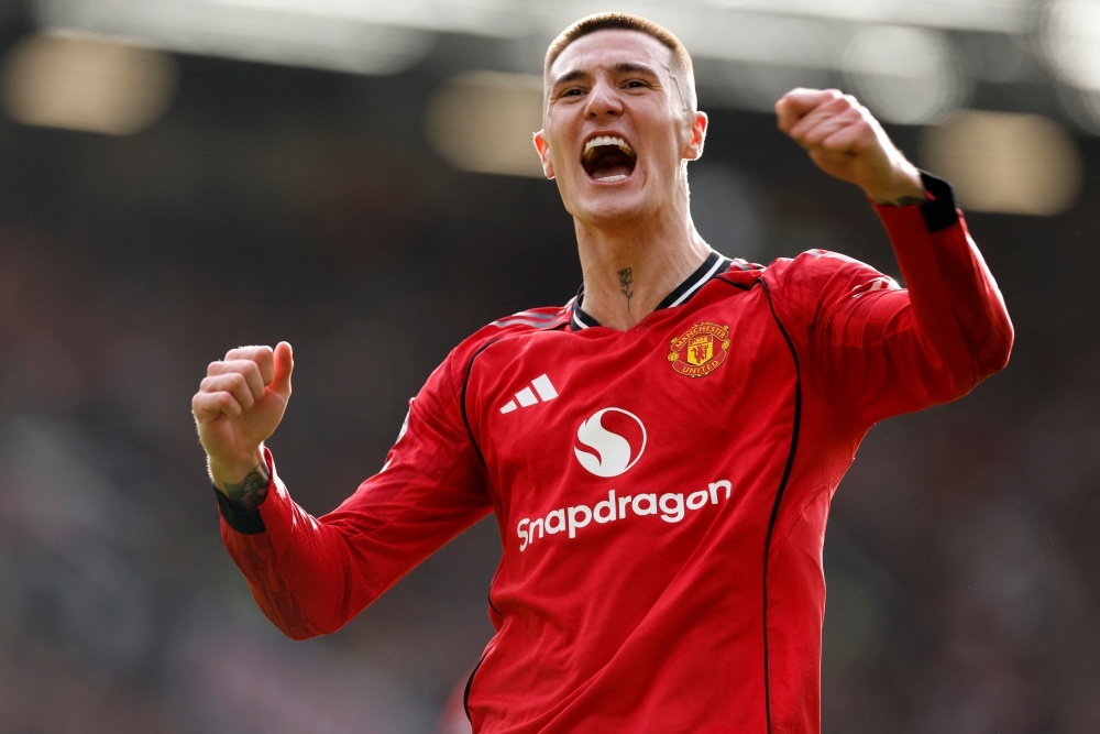 Carrick dang dung sai Sesko? hinh anh