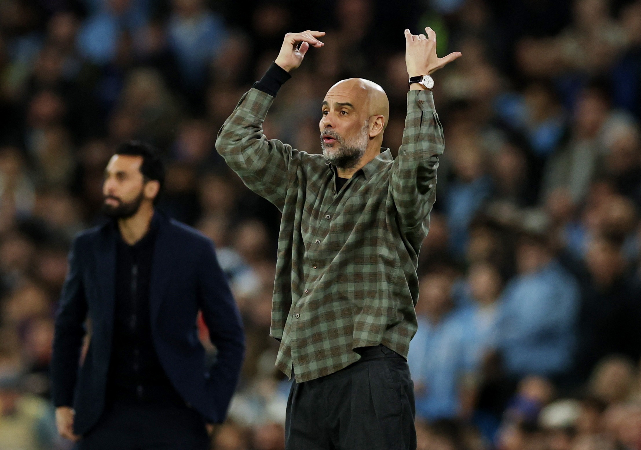 Ao cua Guardiola gay bao hinh anh