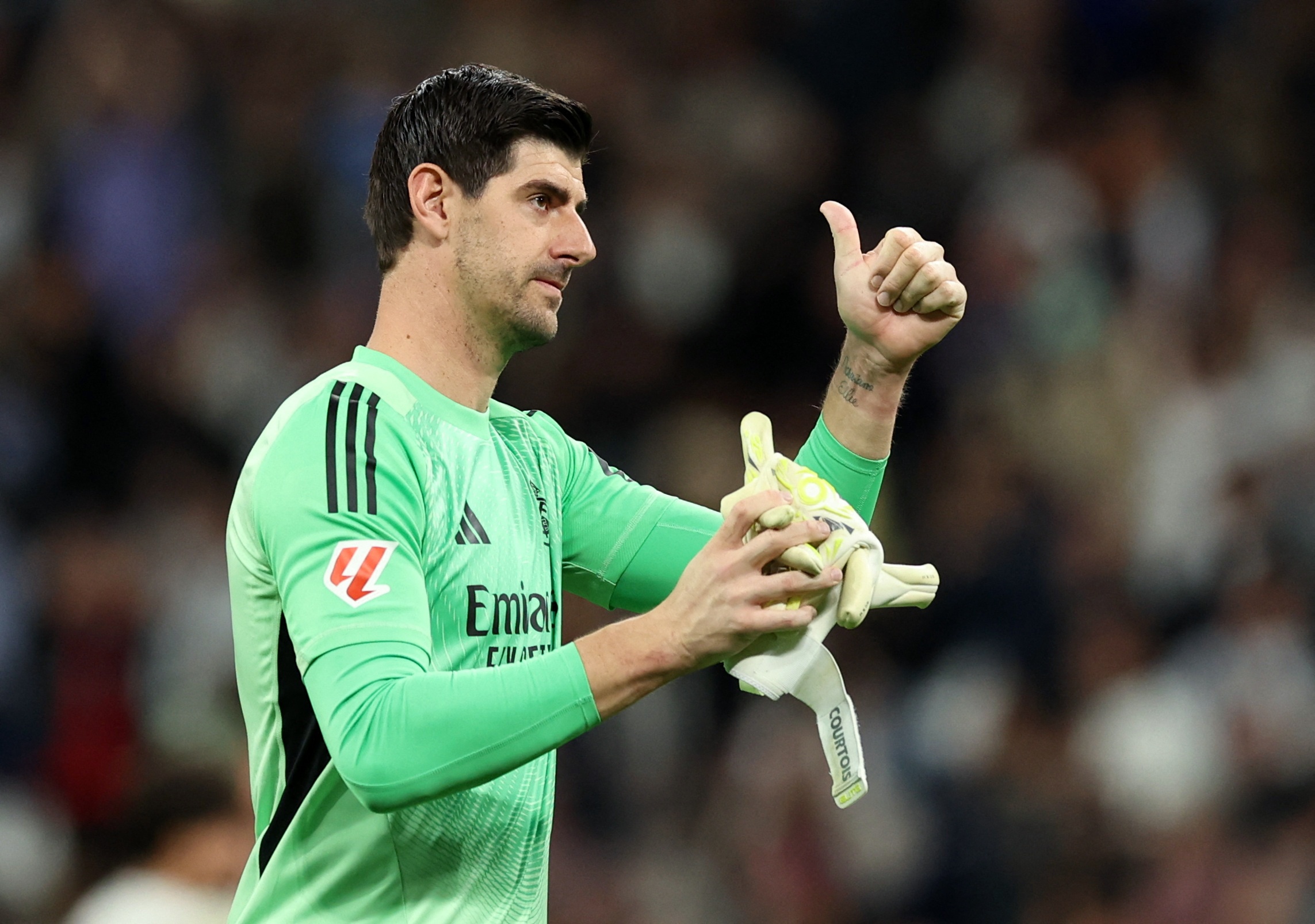 Courtois guc nga, Real Madrid chao dao truoc khuc cua sinh tu? hinh anh