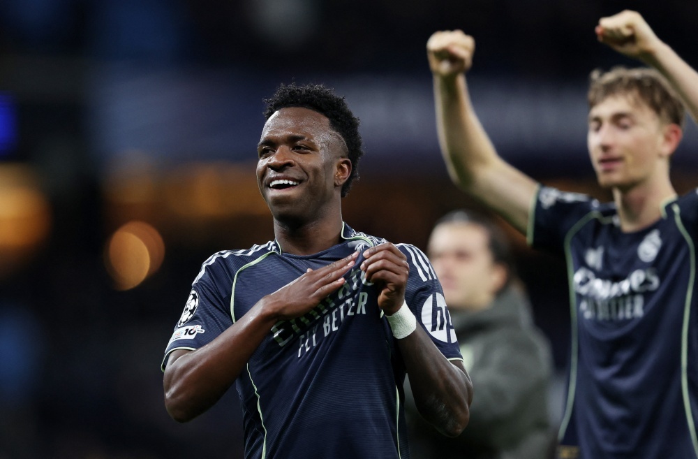 Champions League dang bi thao tung boi quyen luc hinh anh