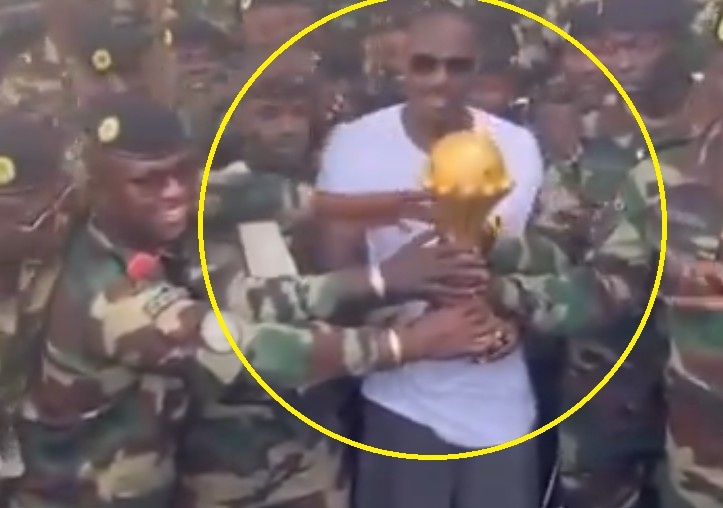 Senegal mang cup vo dich chau Phi den can cu quan su hinh anh