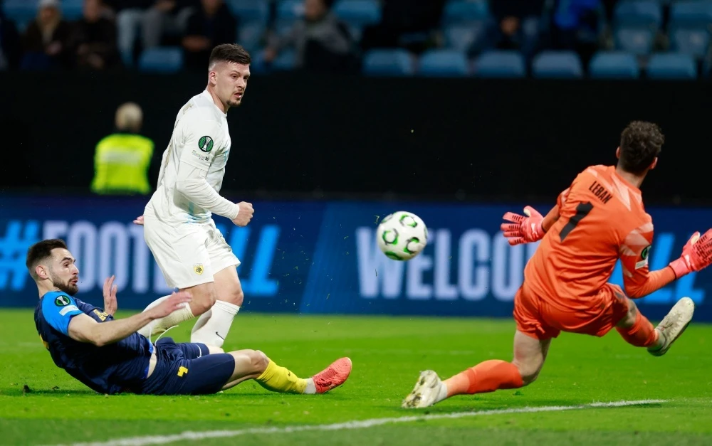 Jovic tro lai tu vuc sau hinh anh