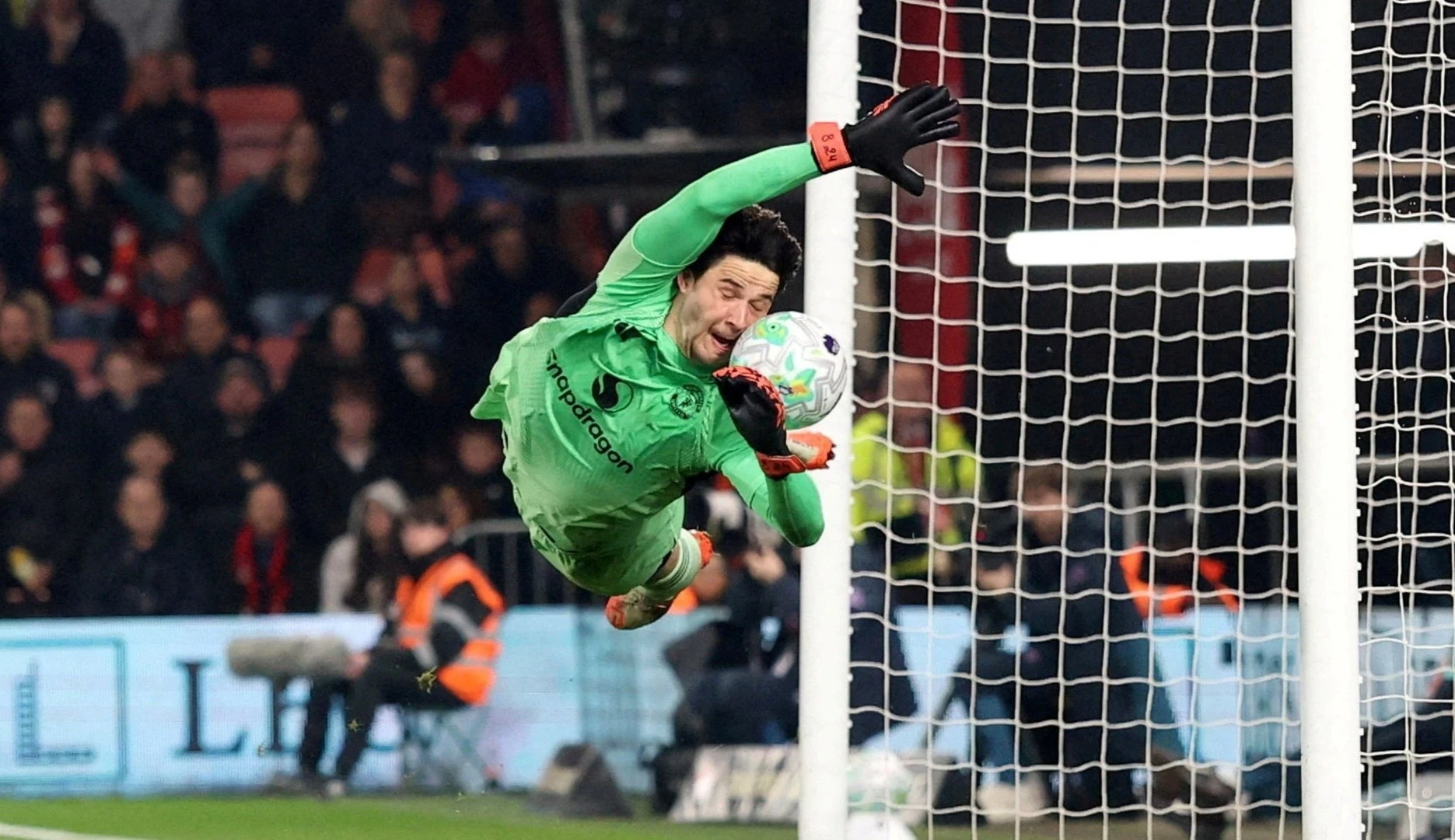 Hinh anh trai nguoc cua Lammens va MU hinh anh