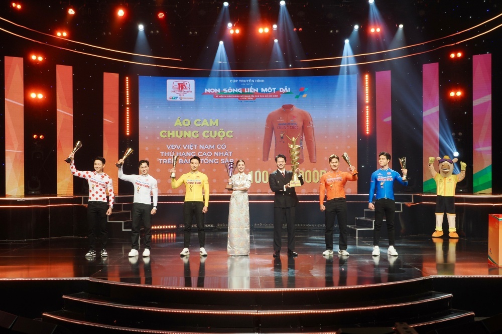 25 chang dua, hanh trinh xuyen Viet khoi tranh hinh anh