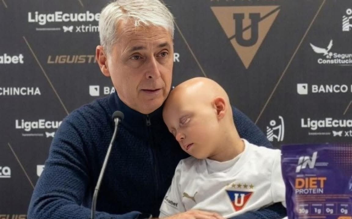 HLV dua con trai mac hoi chung Down den hop bao hinh anh