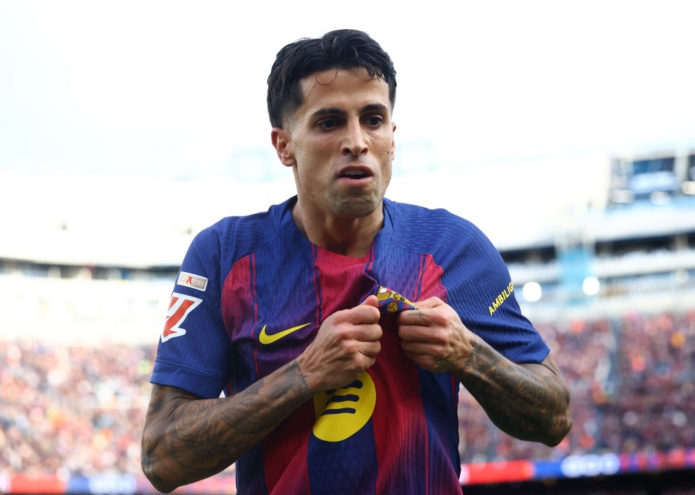 Mau thuan 15 trieu euro khien Barca kho co Cancelo hinh anh