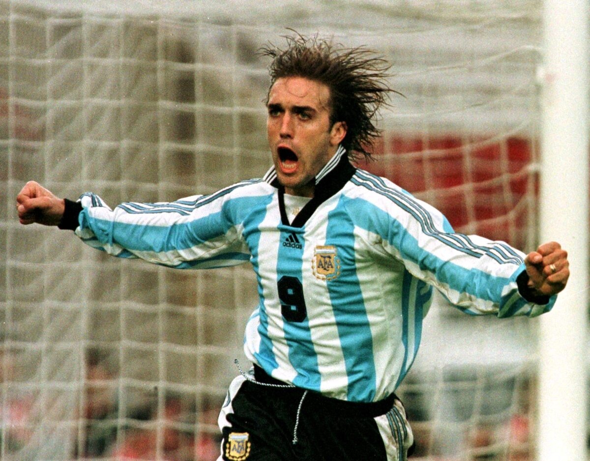 Batistuta am anh vi cai chet cua Maradona hinh anh