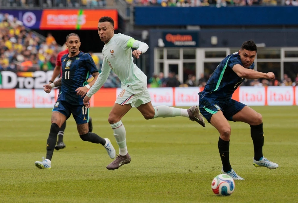 Mbappe ap sat ky luc ghi ban tuyen Phap sau tran thang Brazil hinh anh