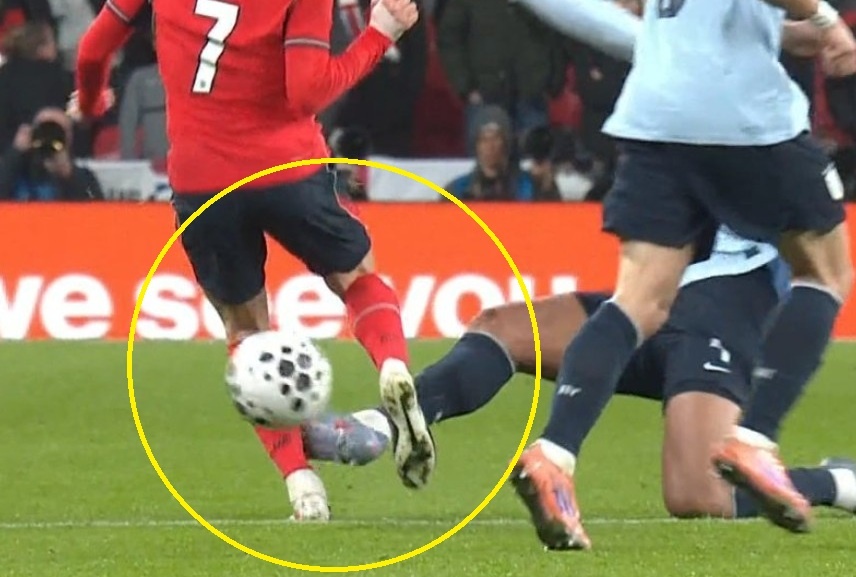 Pha vao bong ron nguoi cua Araujo voi Foden hinh anh