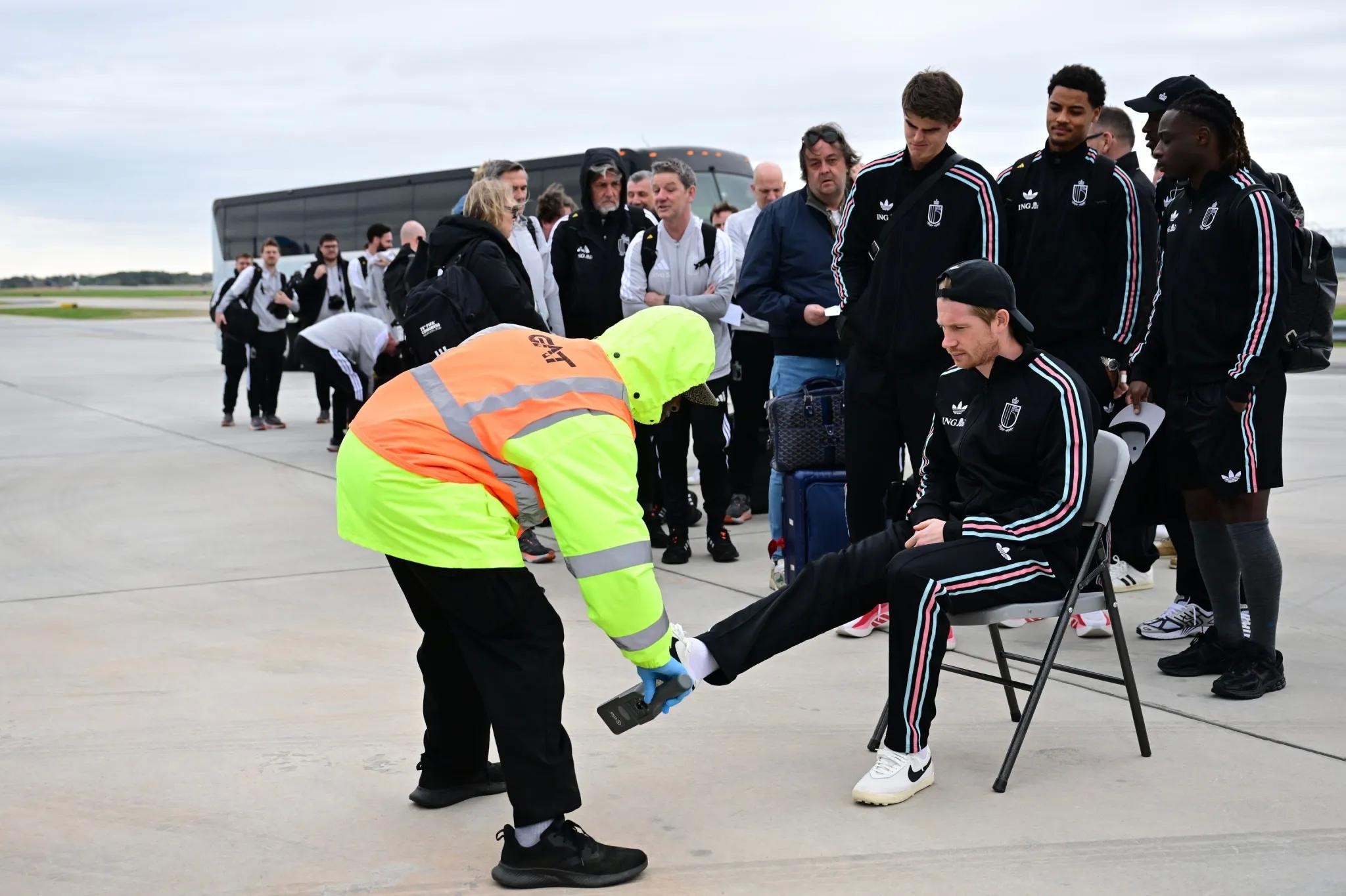 Thang dam van chua xong, tuyen Bi gap canh tuong soc tai san bay hinh anh