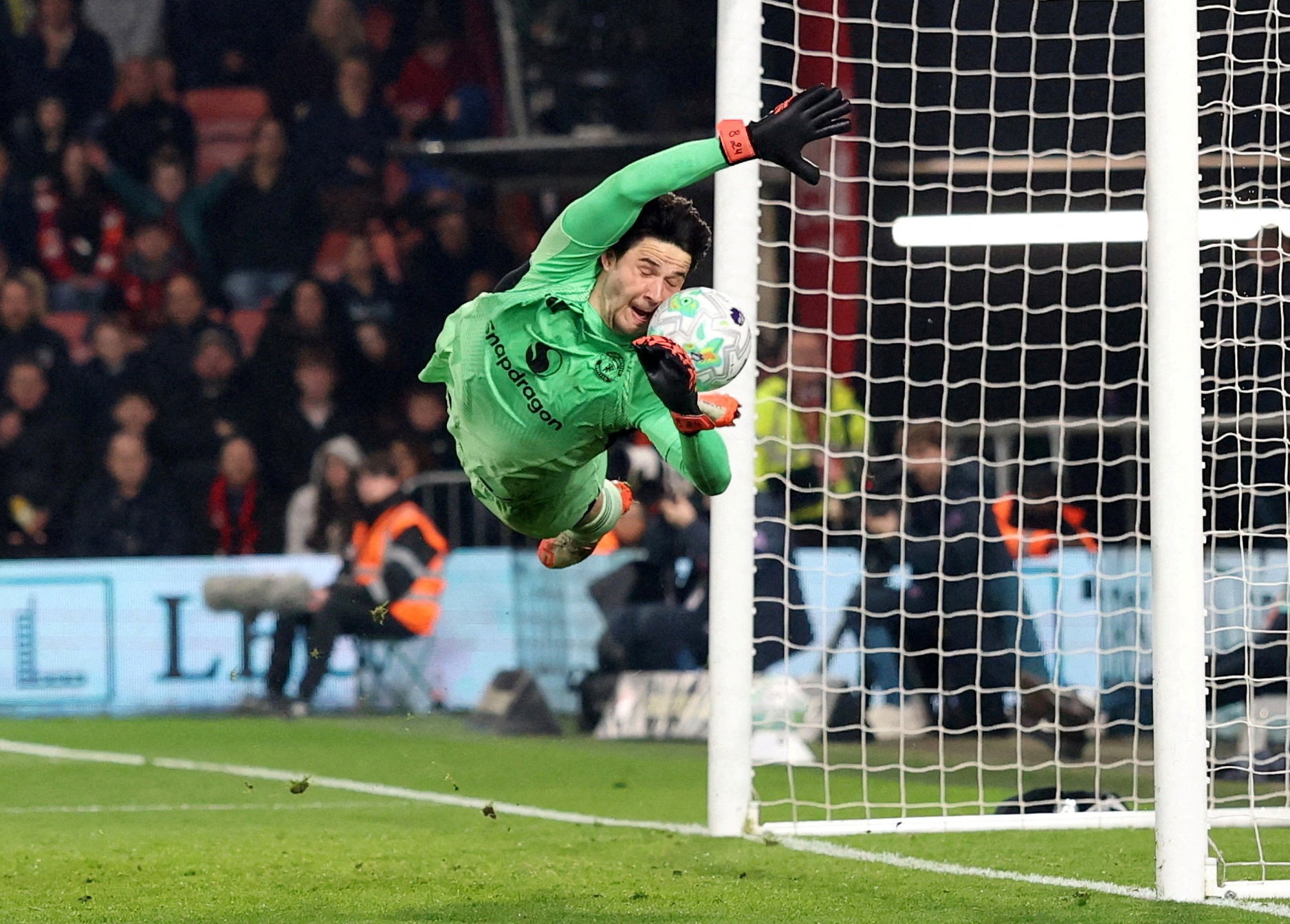 MU can trao co hoi cho Lammens de giai bai toan thu mon hinh anh