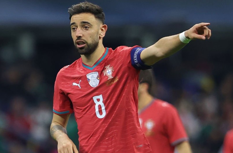 Ben do trong mo mo ra voi Bruno Fernandes hinh anh