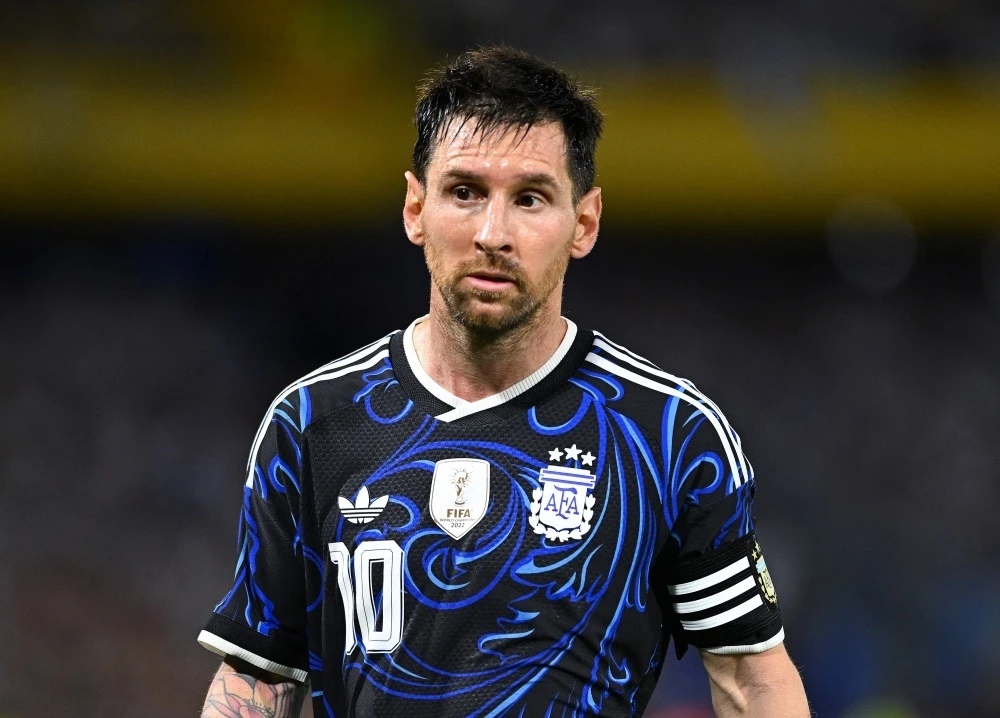 Mot cu nhuong, ca the gioi nhac ten Messi hinh anh