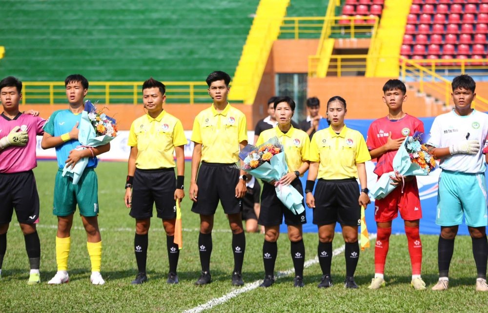 Bong da tre soi dong voi U15 Quoc gia 2026 hinh anh