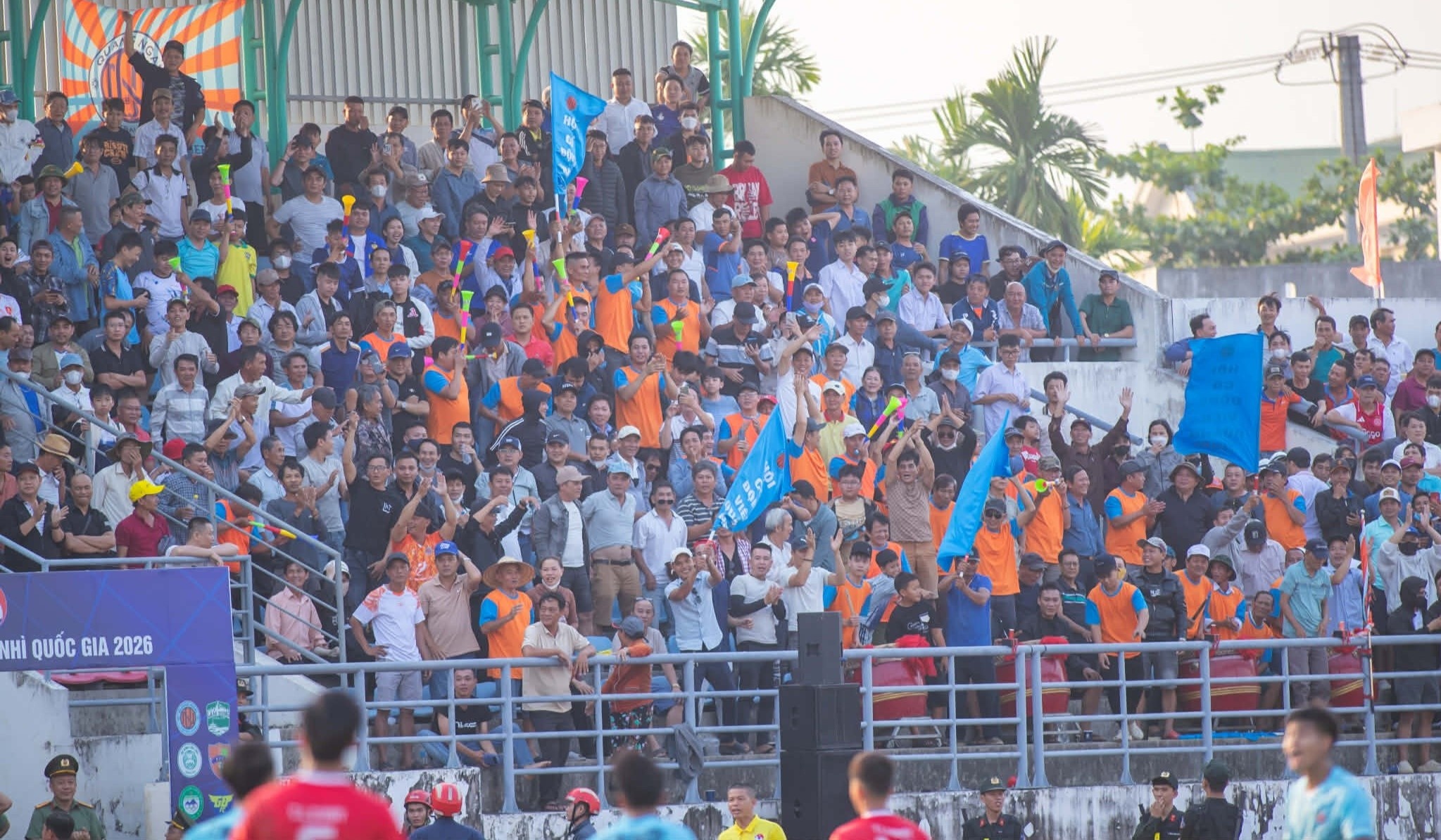 CLB Quang Ngai thang tran, 7.000 CDV tiep suc hinh anh