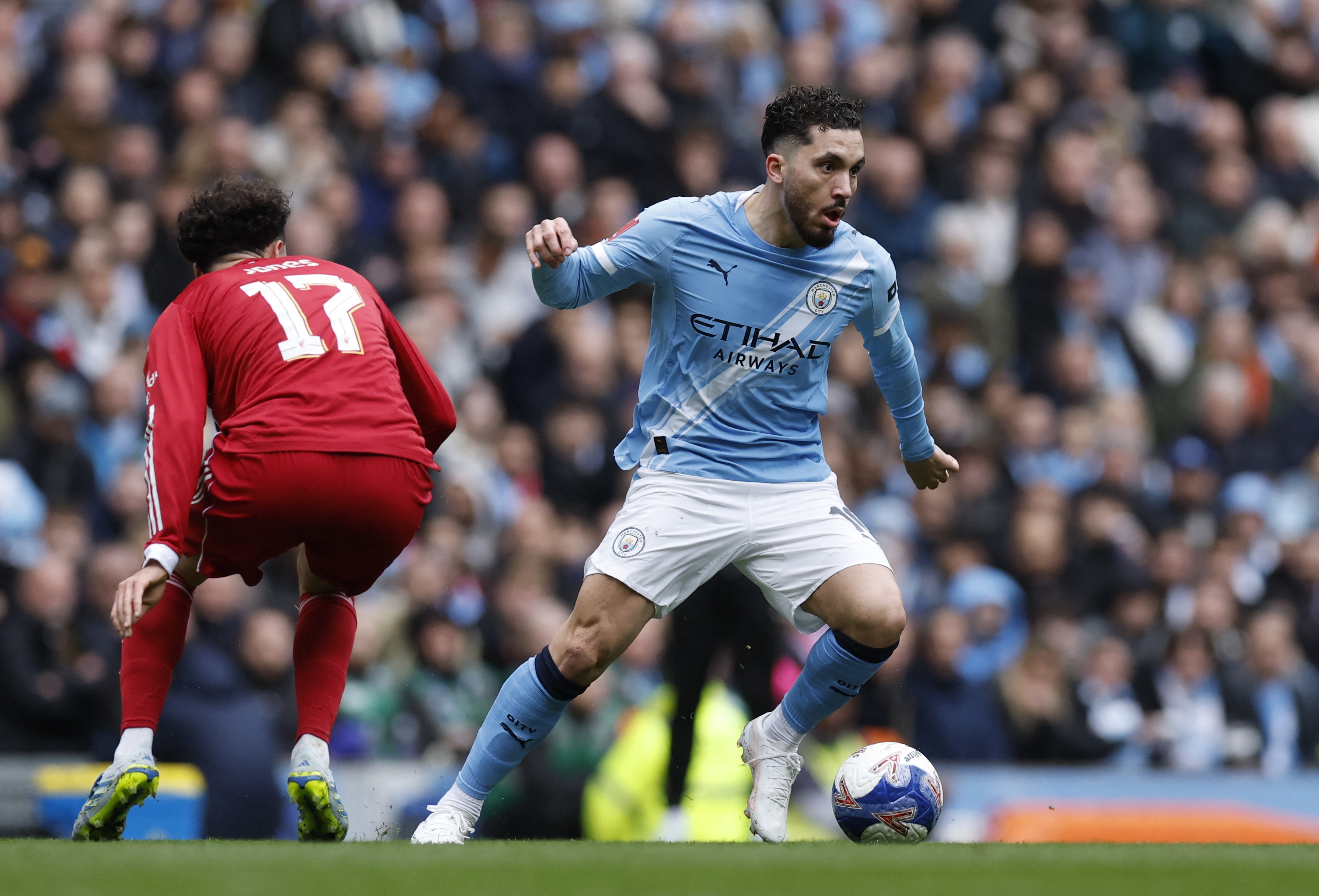 Cherki gay tranh cai vi mac ao Liverpool tren ghe du bi hinh anh