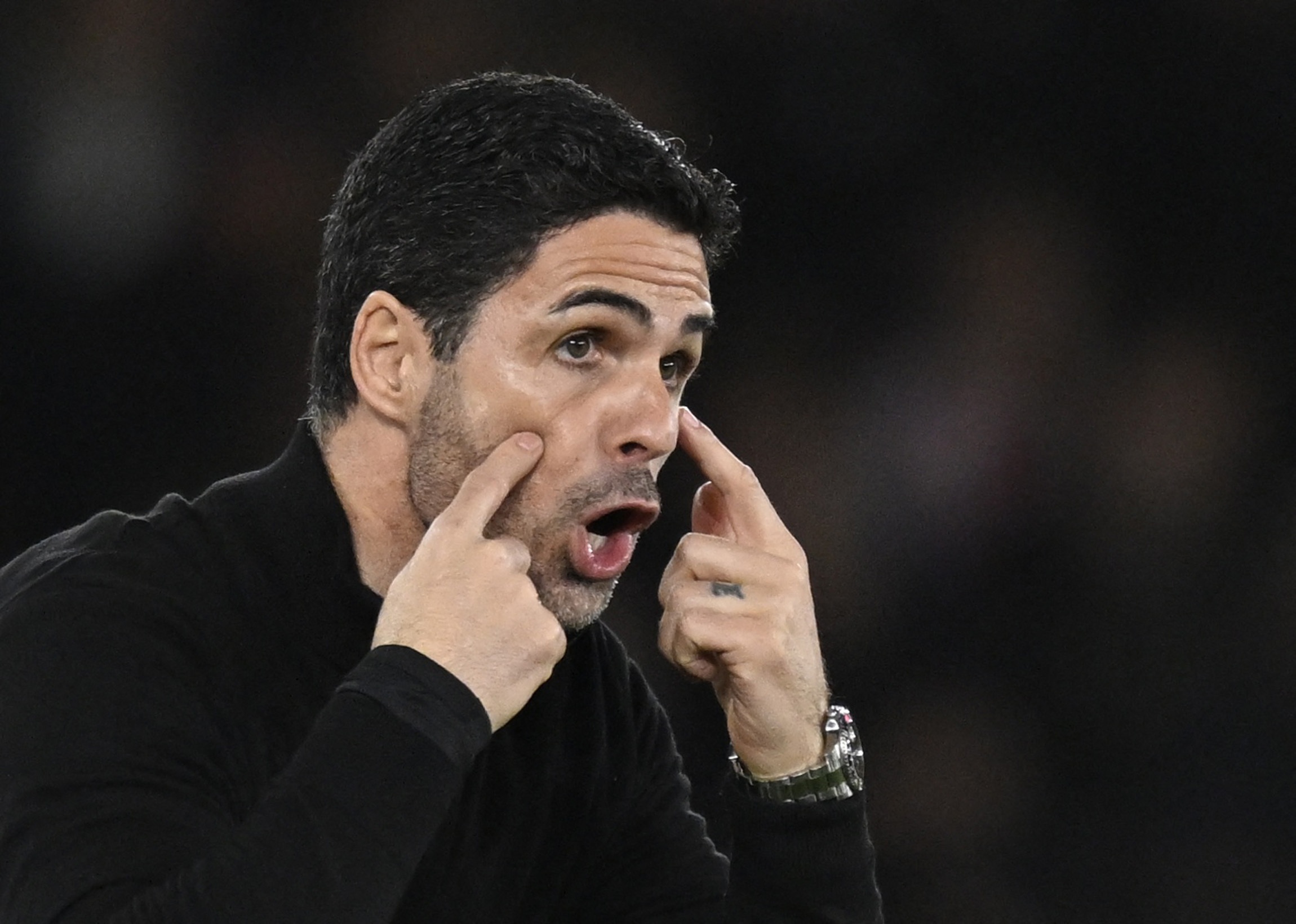 Hai cu nga, Arsenal doi mat nguy co sup do hinh anh