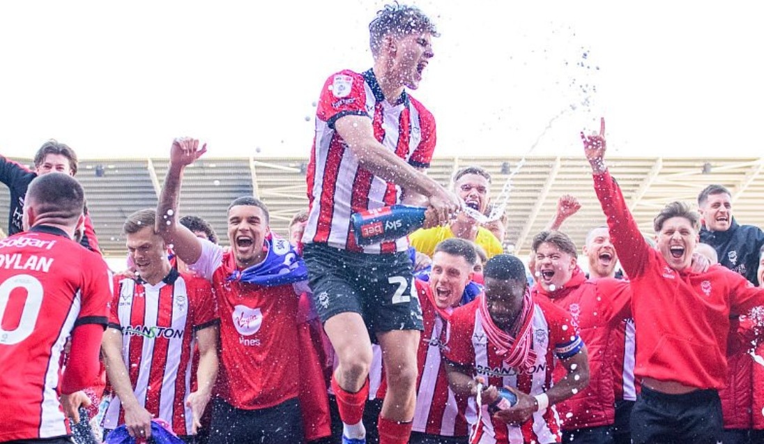 Ky tich thang hang sau 65 nam cua CLB Anh hinh anh