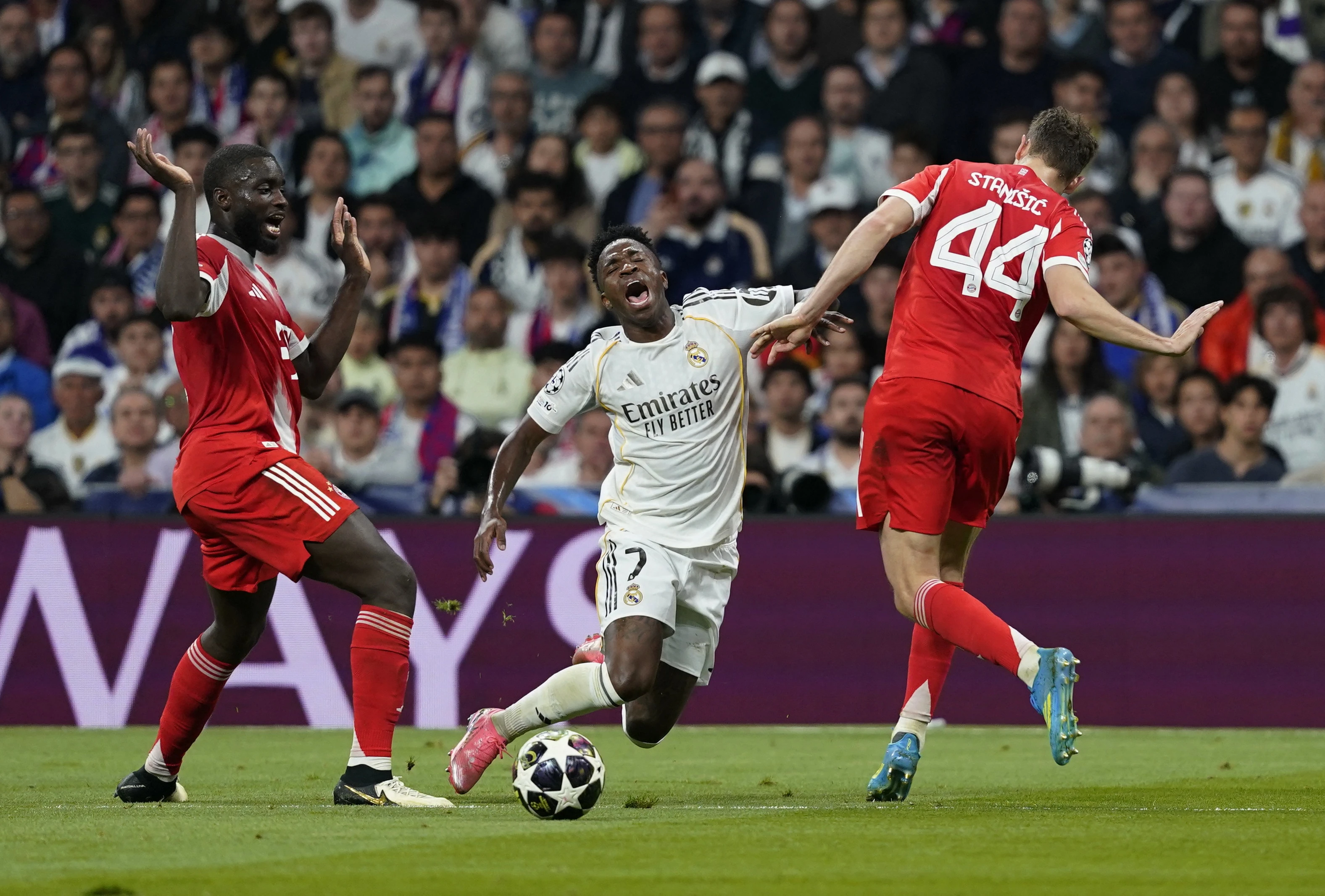 Bayern chi thang 'hiep mot' truoc Real Madrid hinh anh