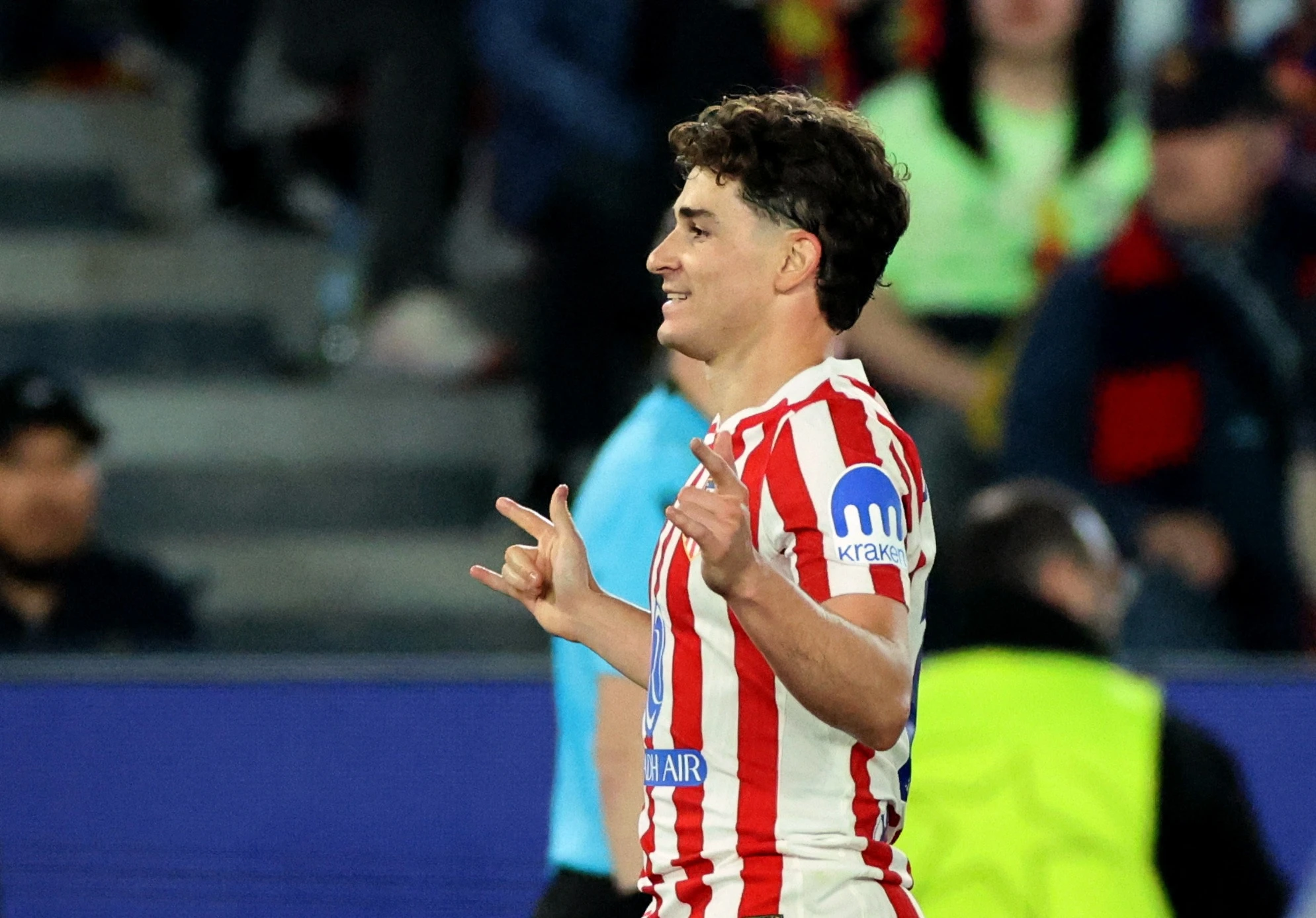 Nhin Alvarez, Barcelona thay cai gia cua mot thuong vu hut hinh anh