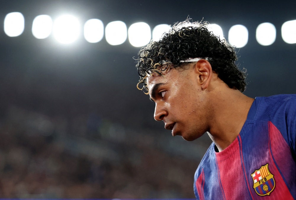 Lamine Yamal bat luc nhin Barcelona danh roi tran dau hinh anh