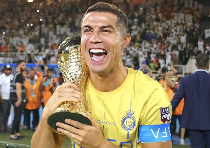 Ronaldo lai binh luan gay bao hinh anh