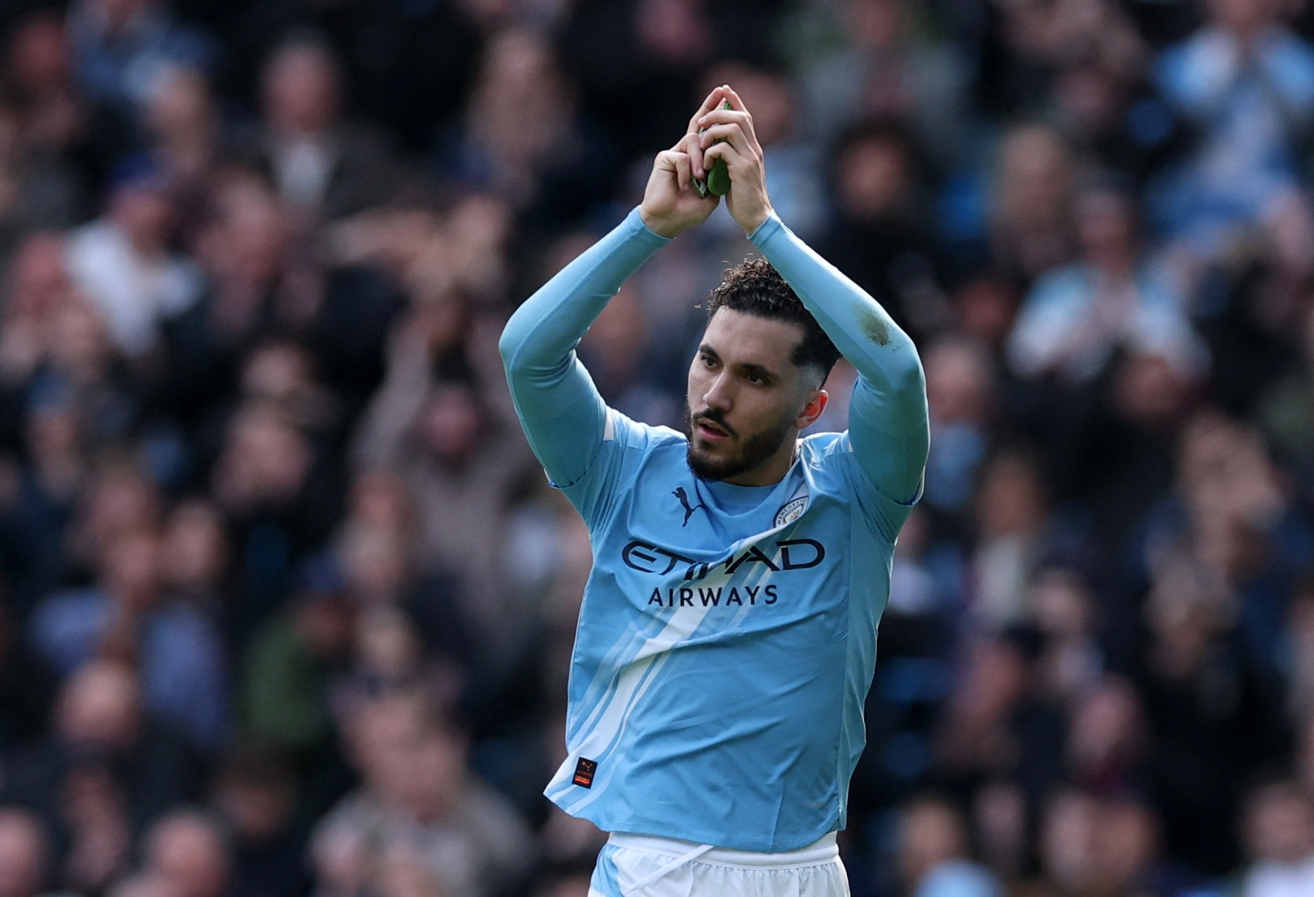 Cherki be lai cuoc dua vo dich Premier League hinh anh