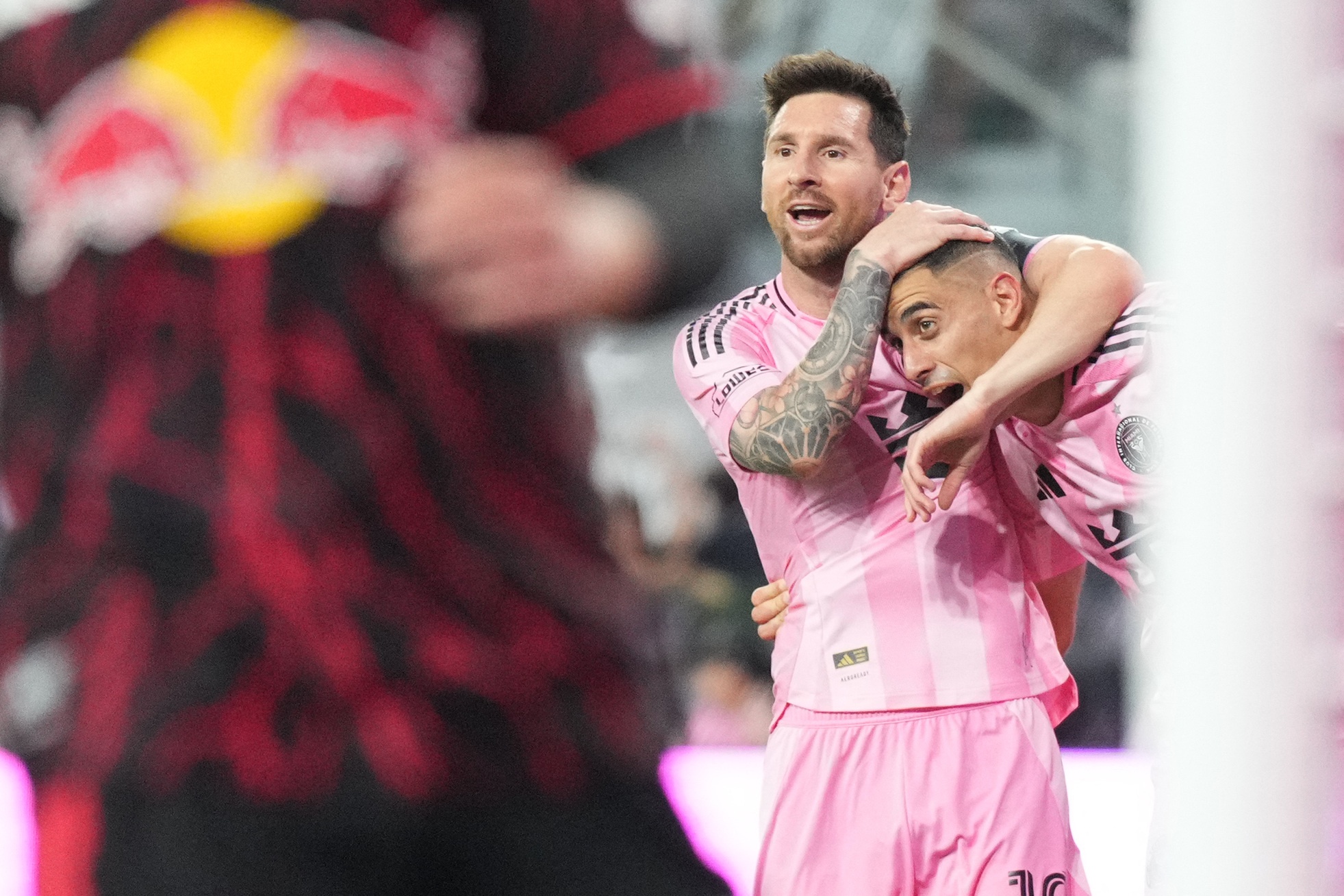 Messi gay choang voi mon qua khung cho ba con trai hinh anh