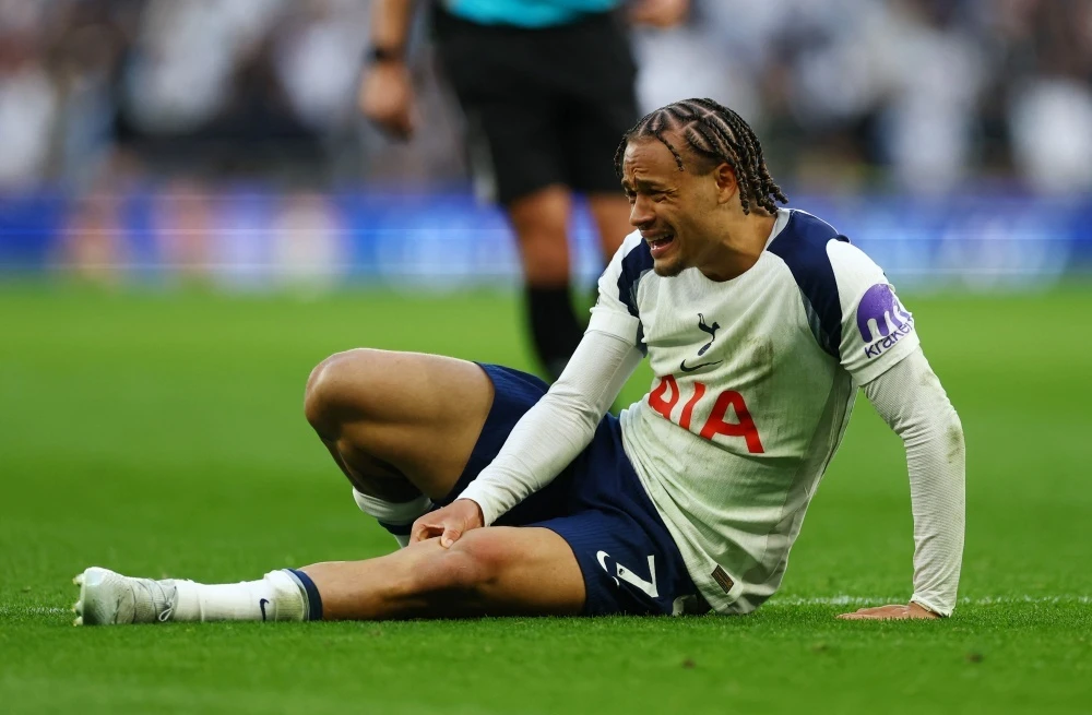 Xavi Simons bat khoc, Tottenham chim sau hinh anh