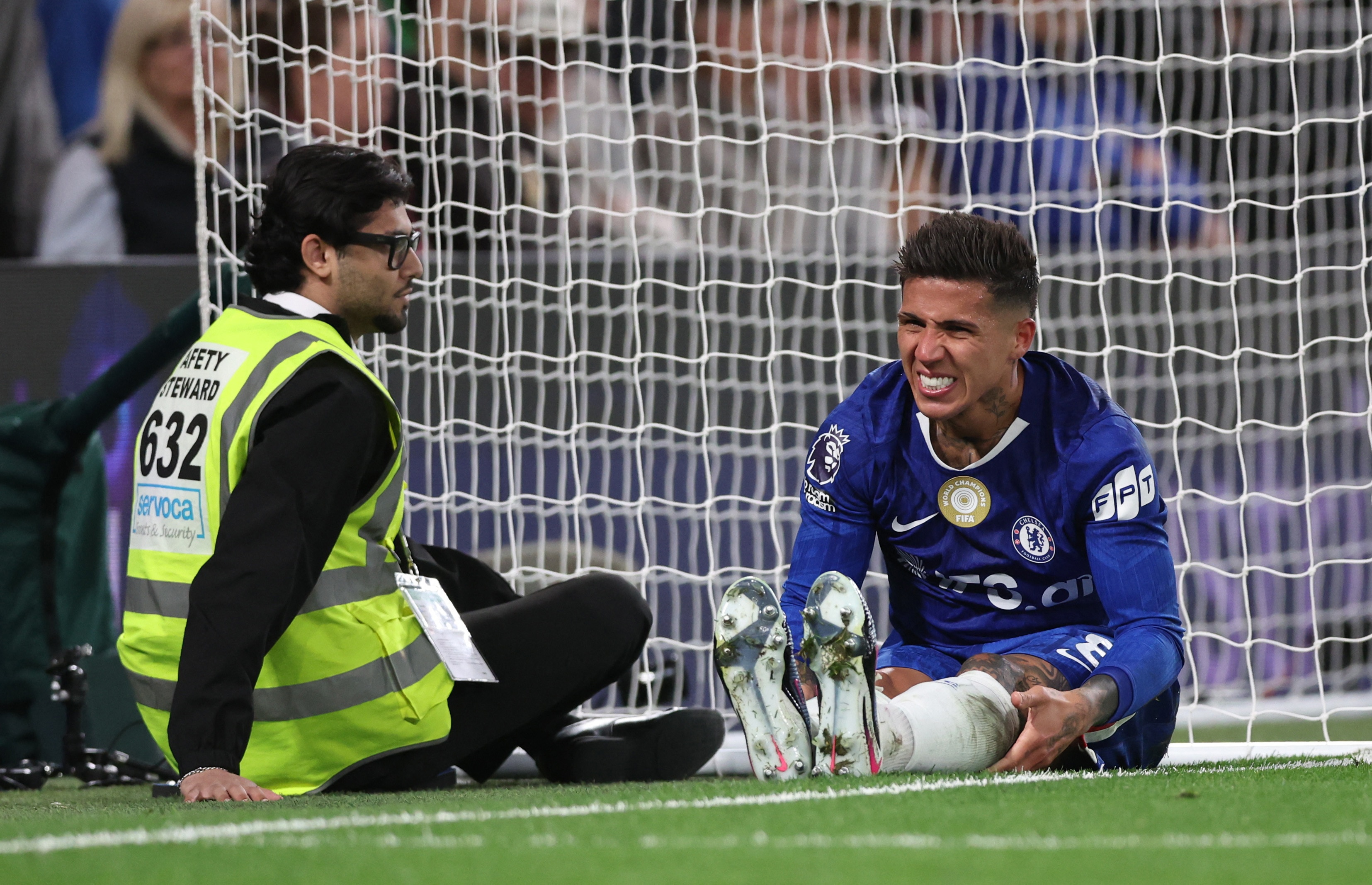 Fernandez bi trung phat trong tran thua MU hinh anh