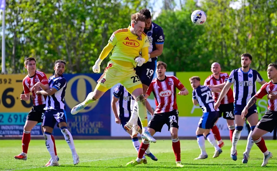 Thu mon ghi ban phut 90+6 giup Cardiff thang hang Championship hinh anh