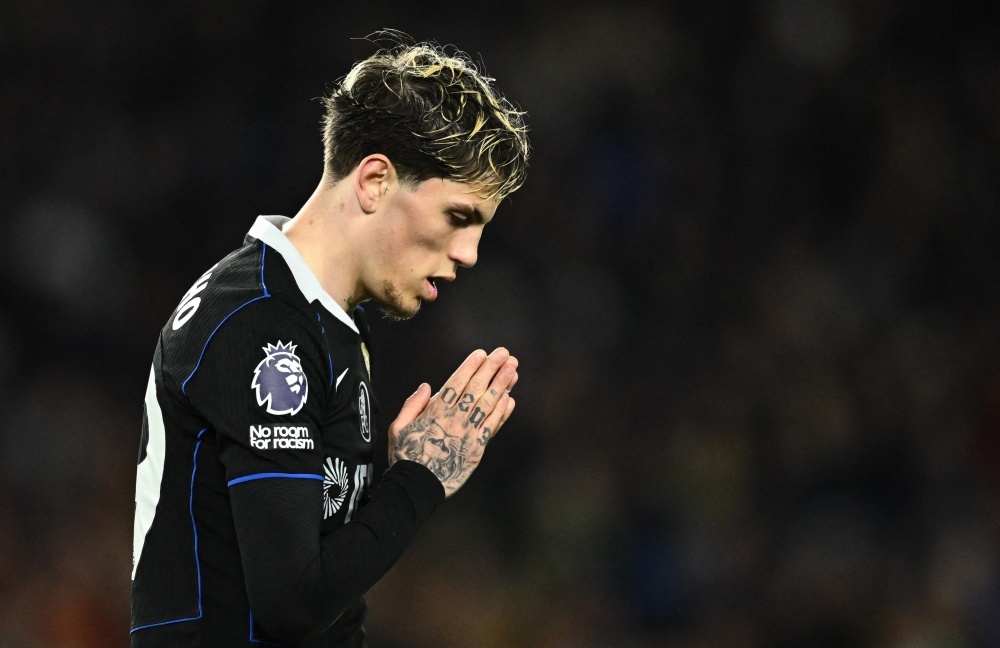 MU khien ke che minh phai nhin lai hinh anh