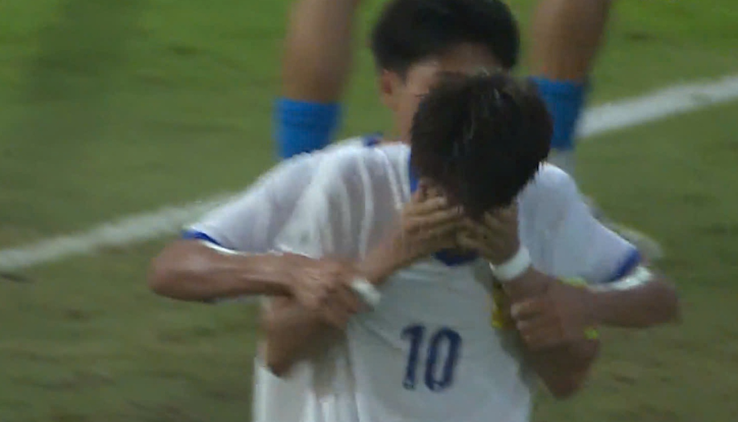 Cau thu U17 Lao khoc trong tran thua dam Australia hinh anh