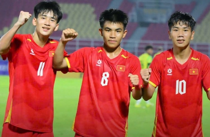 U17 Viet Nam 2-0 U17 Malaysia: Van Duong ghi ban tu goc hep hinh anh