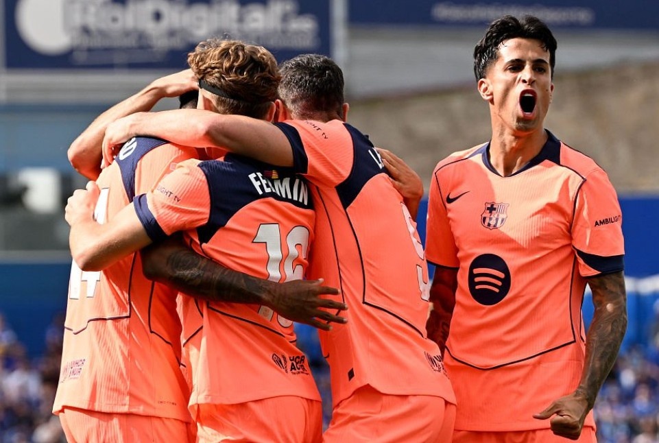 Rashford toa sang, Barcelona bo xa Real Madrid 11 diem hinh anh