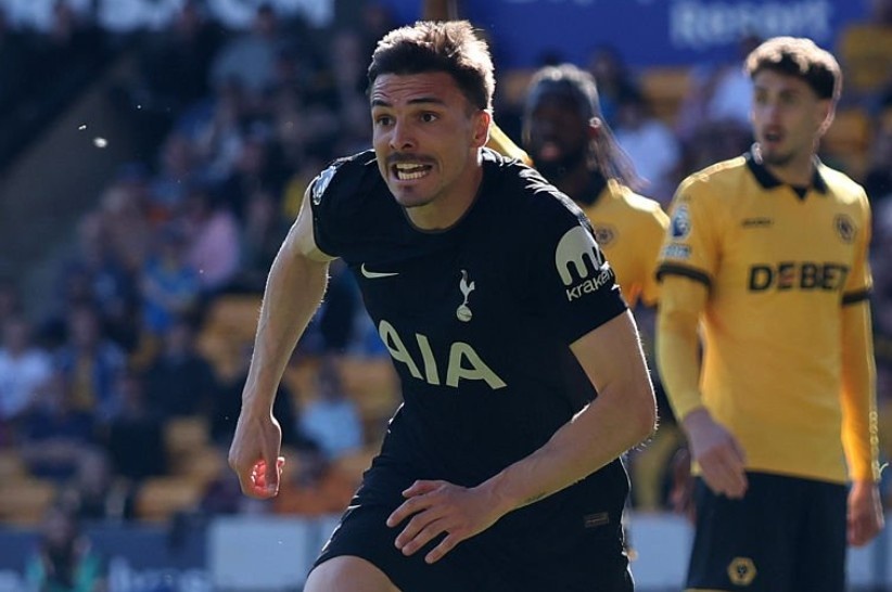 Cuoc dua tru hang Premier League dien ra kich tinh hinh anh