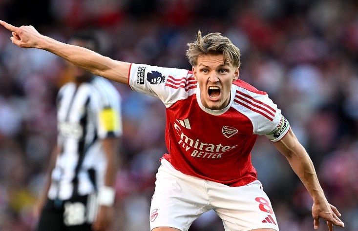 Arsenal chiem lai ngoi dau Premier League hinh anh