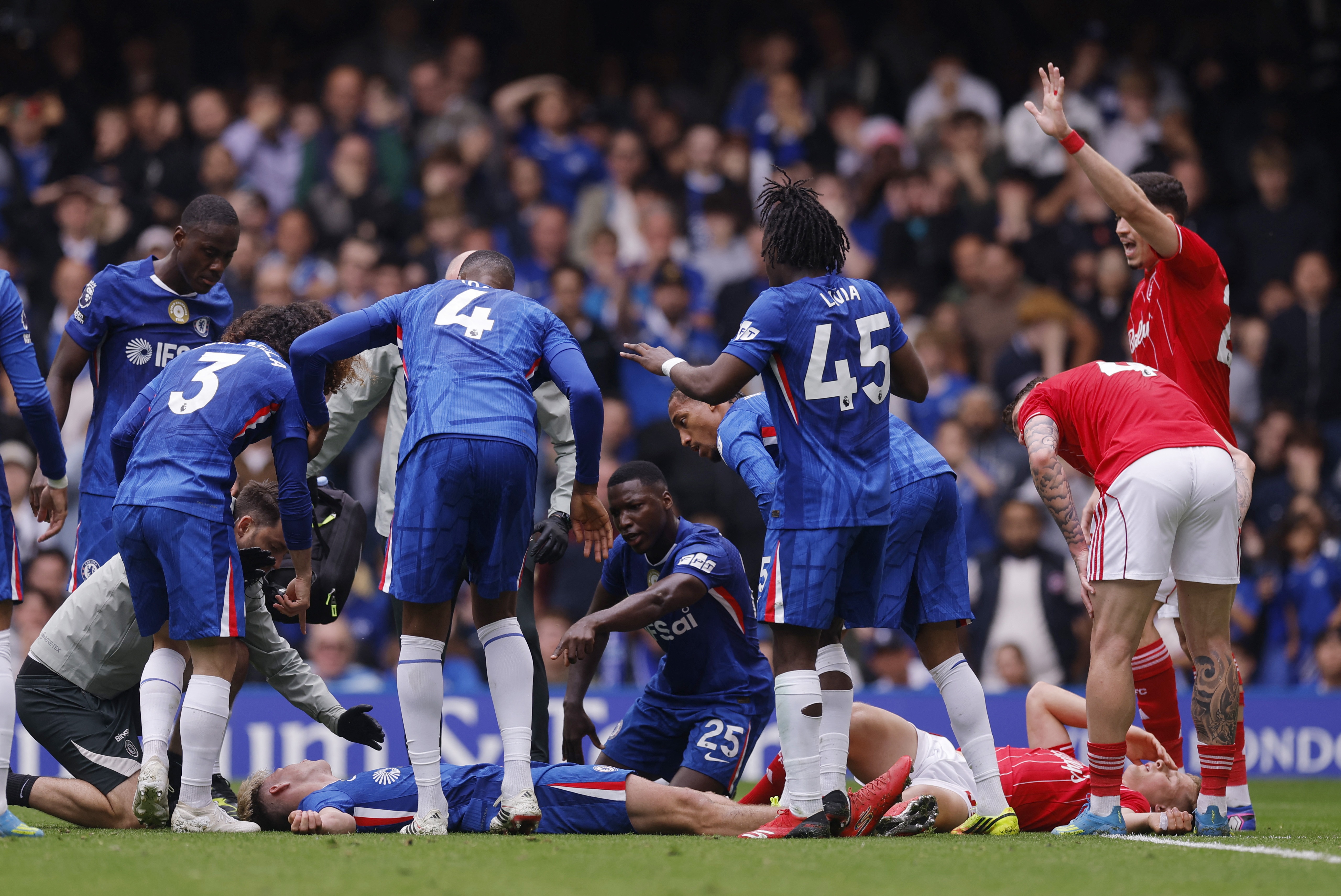 Cau thu Chelsea bat tinh ngay tren san hinh anh