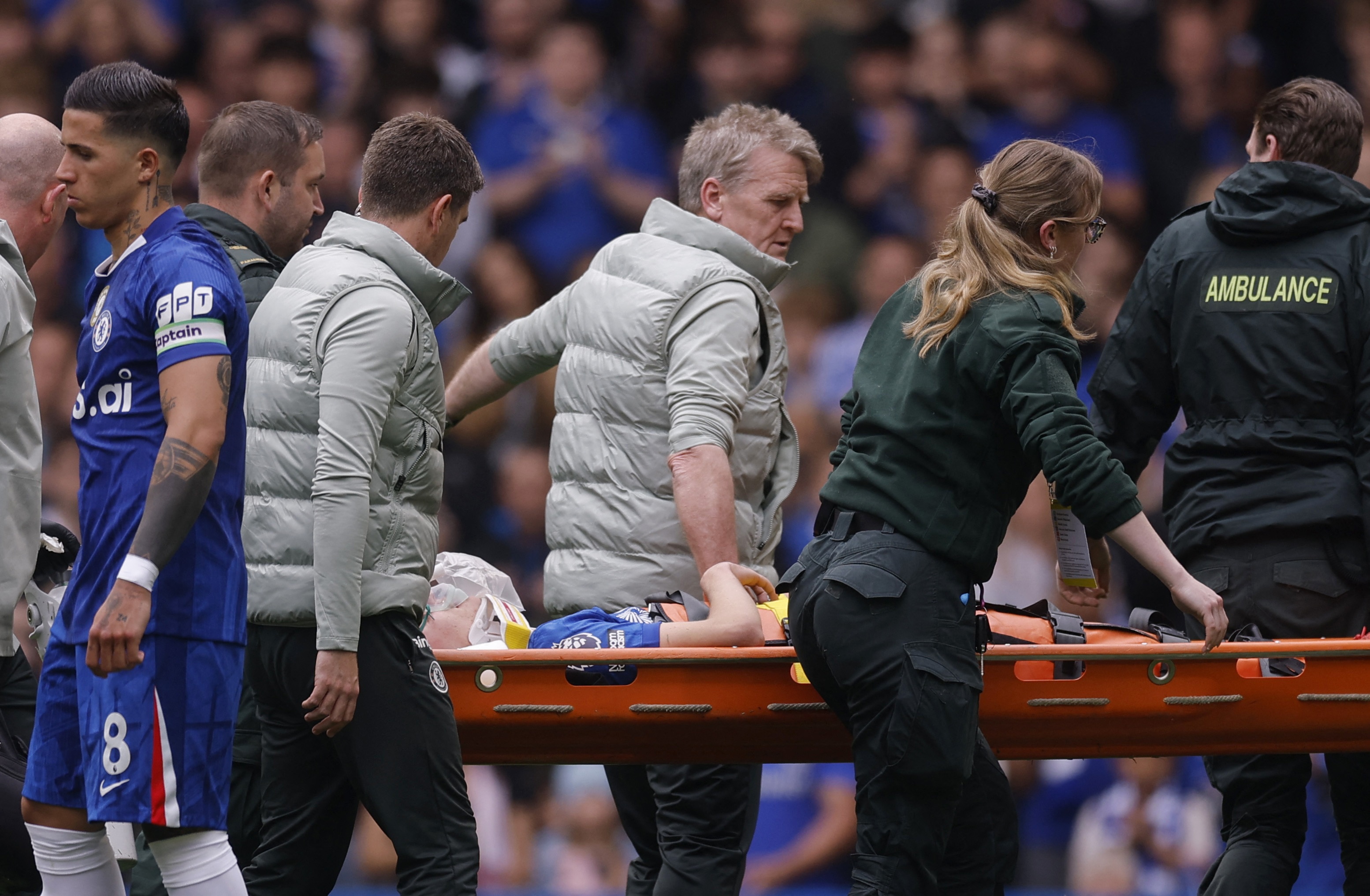 Cau thu Chelsea bat tinh ngay tren san hinh anh