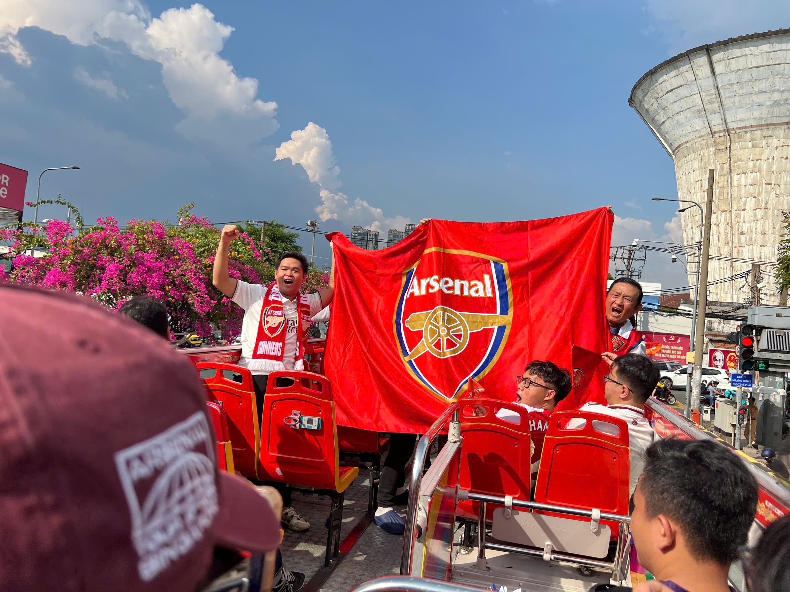 CDV Arsenal mo hoi an mung tai Viet Nam hinh anh