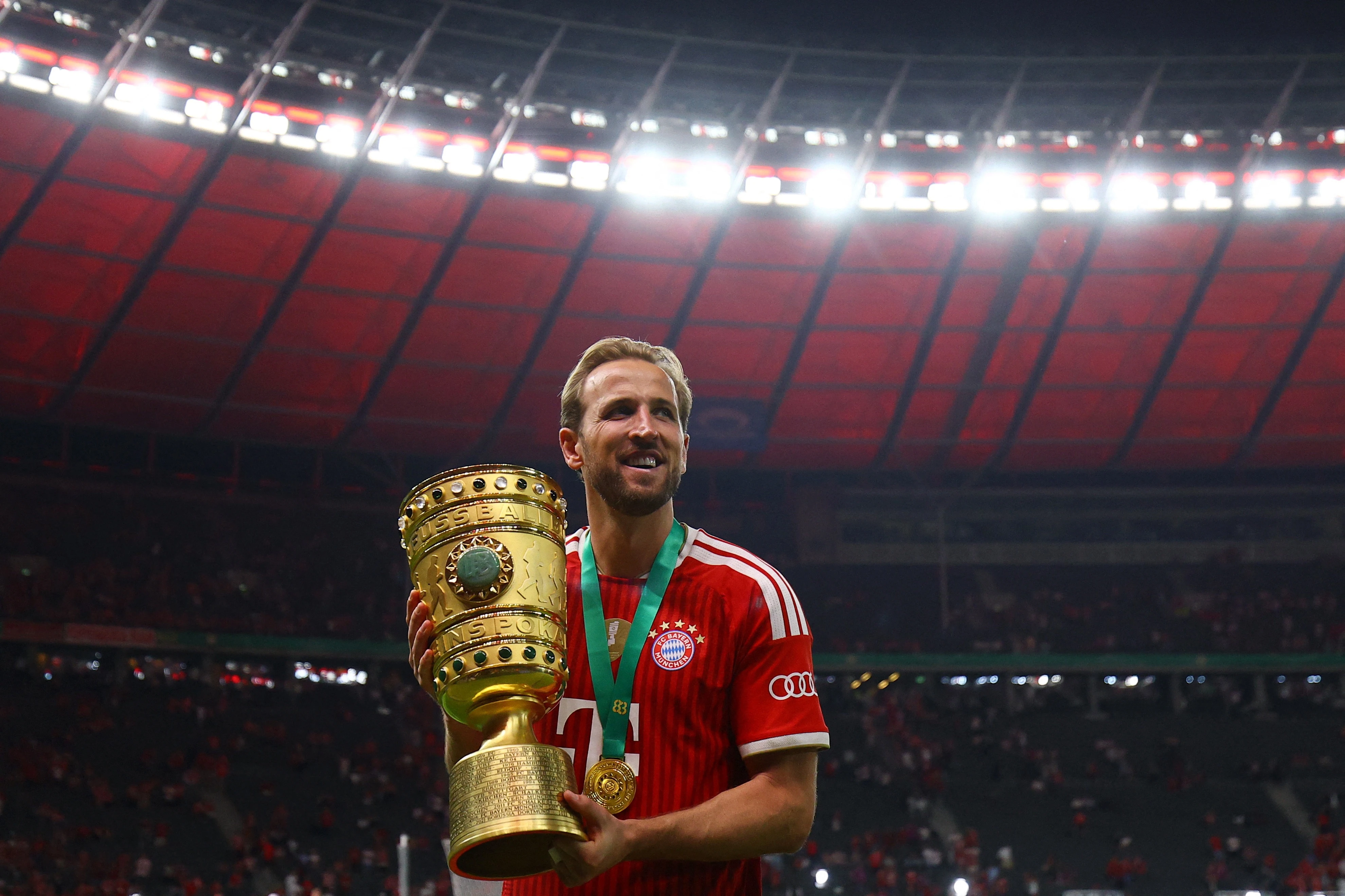 Kane lap hat-trick, Bayern vo dich Cup Quoc gia Duc hinh anh