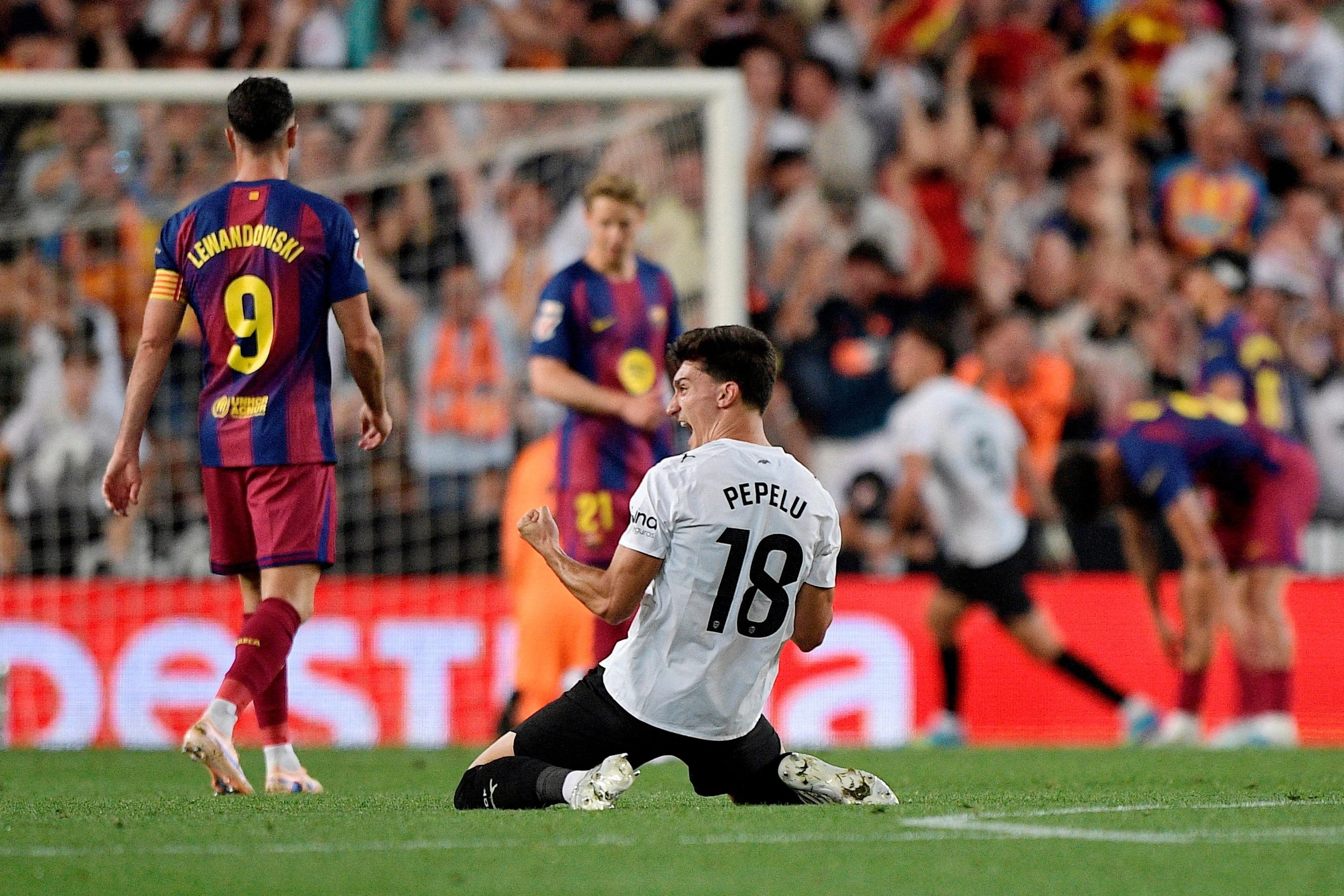 Barcelona thua nguoc Valencia o vong cuoi La Liga hinh anh