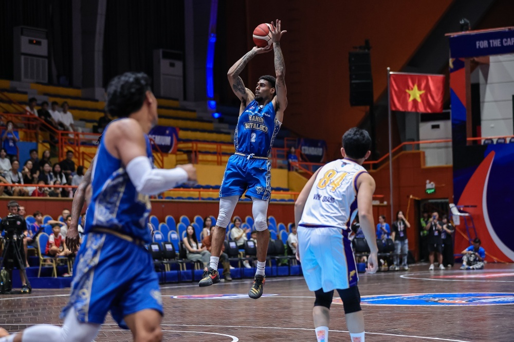AJ Bramah bung no, Hanoi Buffaloes thang nghet tho hinh anh