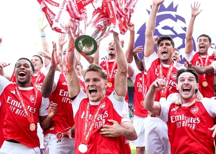 Cam xuc vo oa trong ngay Arsenal nang cup Ngoai hang Anh hinh anh